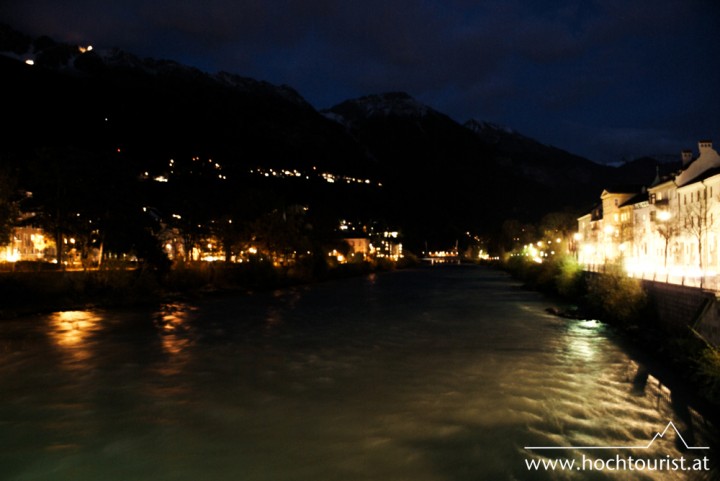 Innsbruck bei Nacht und kleine Lichtpunkte an der Nordkette.