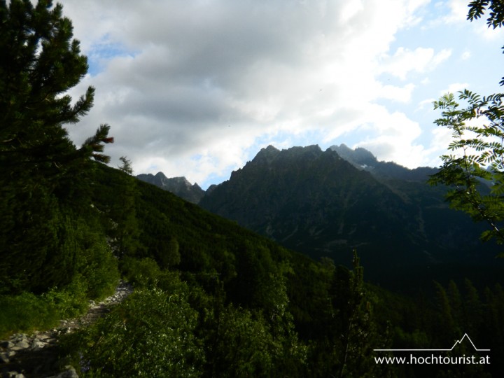 Die ersten Tatra-Berge zeigen sich am Weg zum See Popradské pleso.