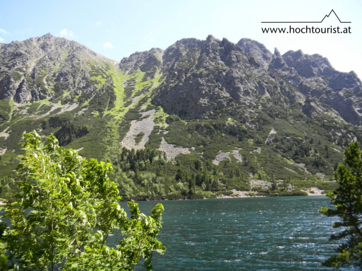 Der Bergsee Popradské Pleso, im Hintergrund der Aufstiegsweg auf den Sedlo pod Ostrvou erkennbar.