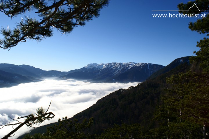 Blick von der Jubiläumsaussicht in Richtung Rax, die Nebelsuppe steht noch immer auf der Speißekarte.